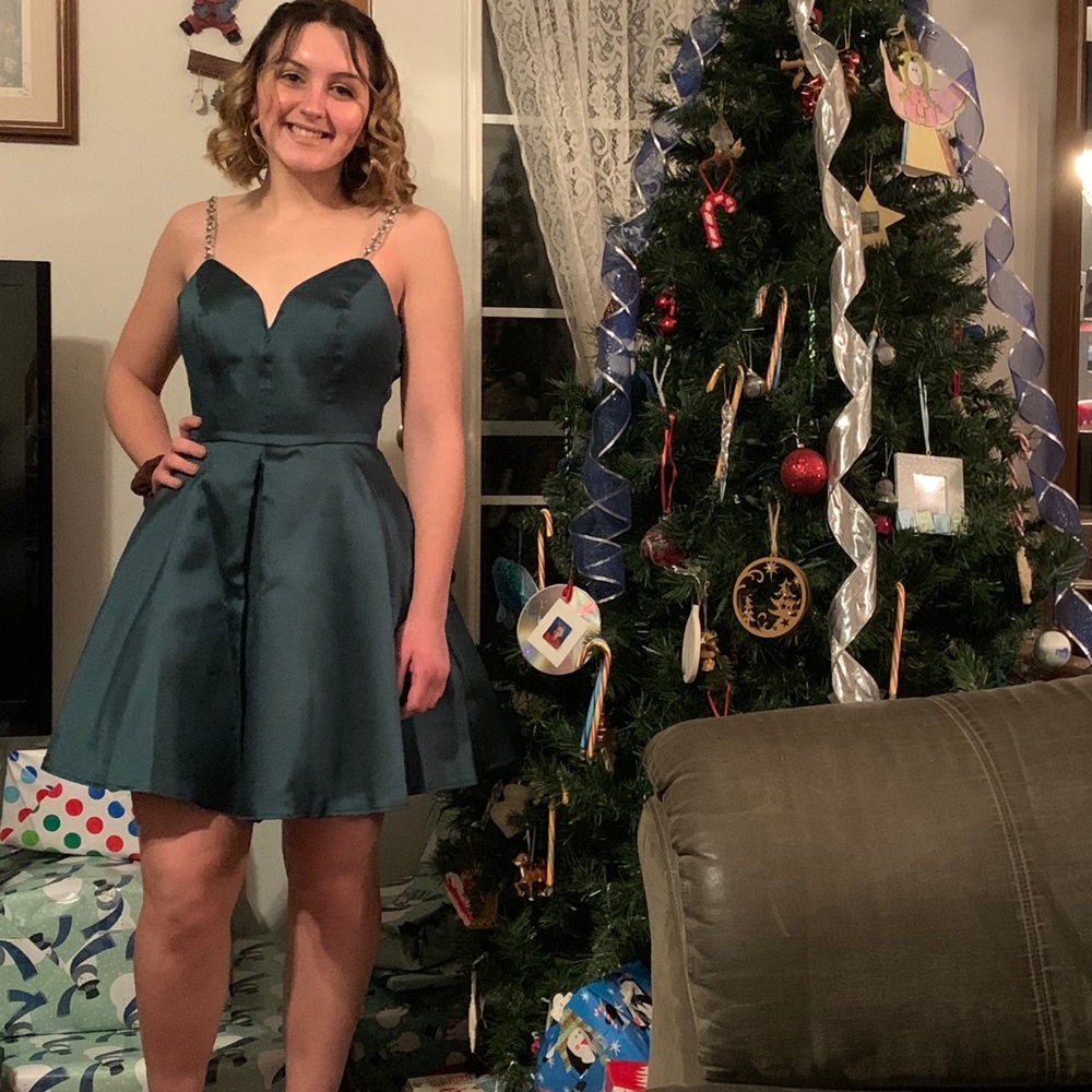 Size 6 formal dress. In perfect condition. Worn 1 time.